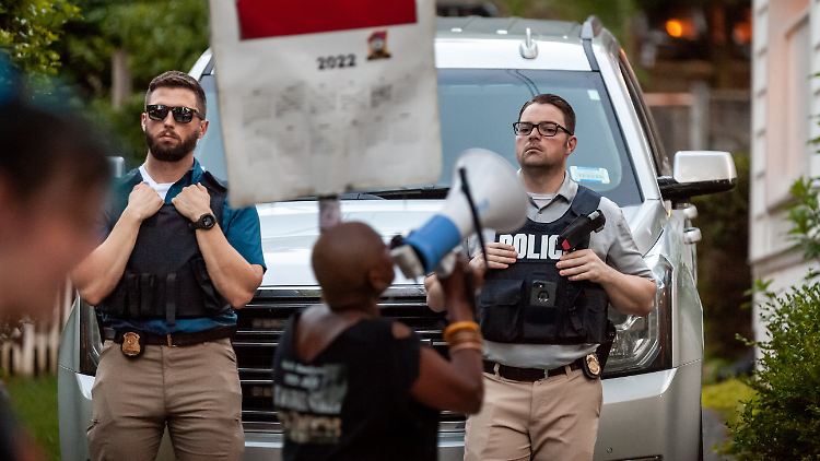 Polizisten Anfang Juni vor dem Haus des konservativen Verfassungsrichters Brett Kavanaugh.