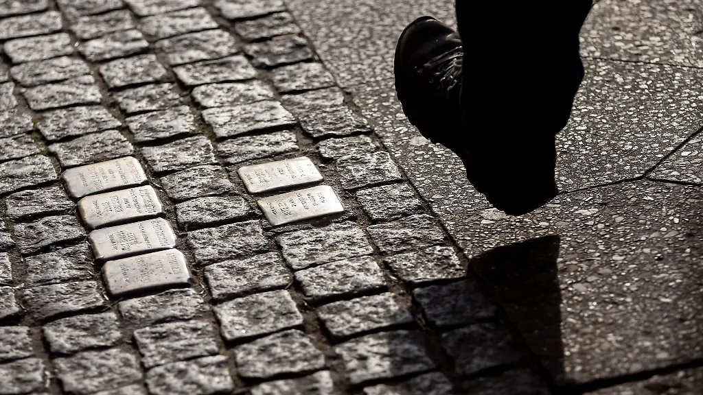 Bei-einer-Stolperstein-Verlegung-soll-ein-Mann-die-Menschen-judenfeindlich-beschimpft-haben