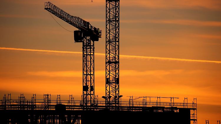 Hohe Preise, vor allem bei Rohstoffen und Vorprodukten, trüben die Wirtschaftsperspektiven deutlicher als bisher.