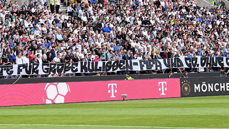 "15.000 Tote für große Kulissen - FIFA und Co. ohne Gewissen!", war auf dem Banner zu lesen.