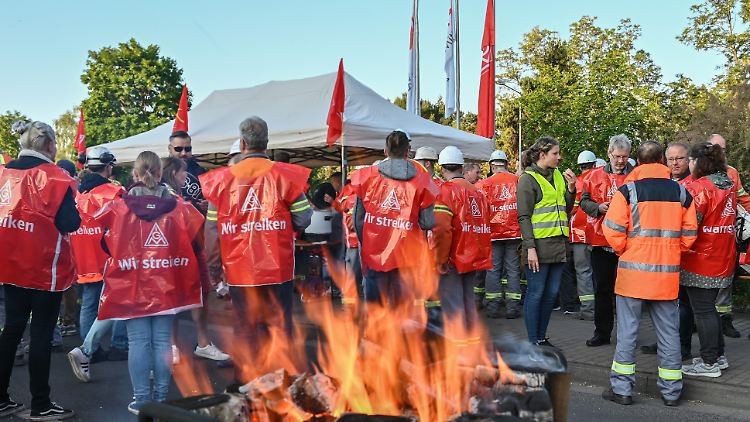 Gewerkschaften erteilen dem Vorschlag für Einmalzahlungen bei Tarifrunden auf Lohnsteigerungen zu verzichten, eine Absage. 