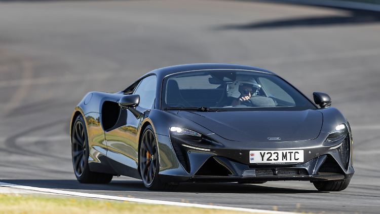 Dass der McLaren Artura mit einer rein elektrischen Reichweite von 31 Kilometern kein Plug-in-Hybrid im klassischen Sinne ist, dürfte klar sein.