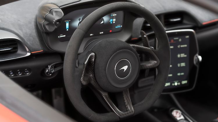 Der Infotainment-Bildschirm im McLaren Artura wirkt wie eine überdimensionierte Smartwatch.