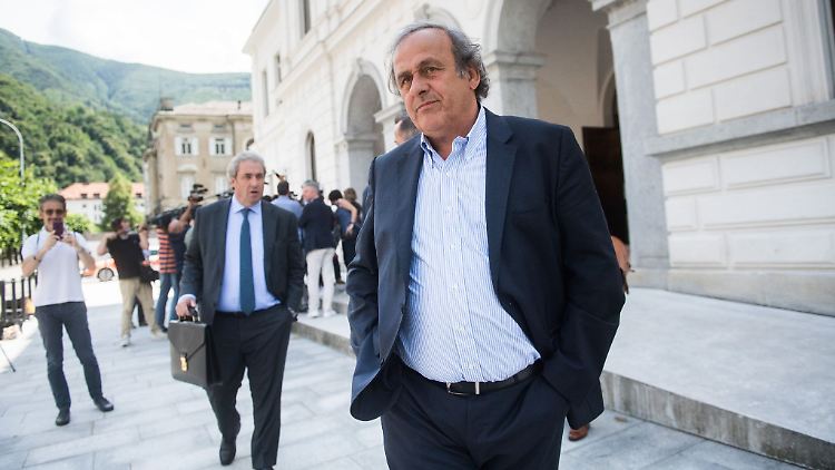 Der ehemalige UEFA-Präsident Michel Platini vor dem Bundesstrafgericht in Bellizona.