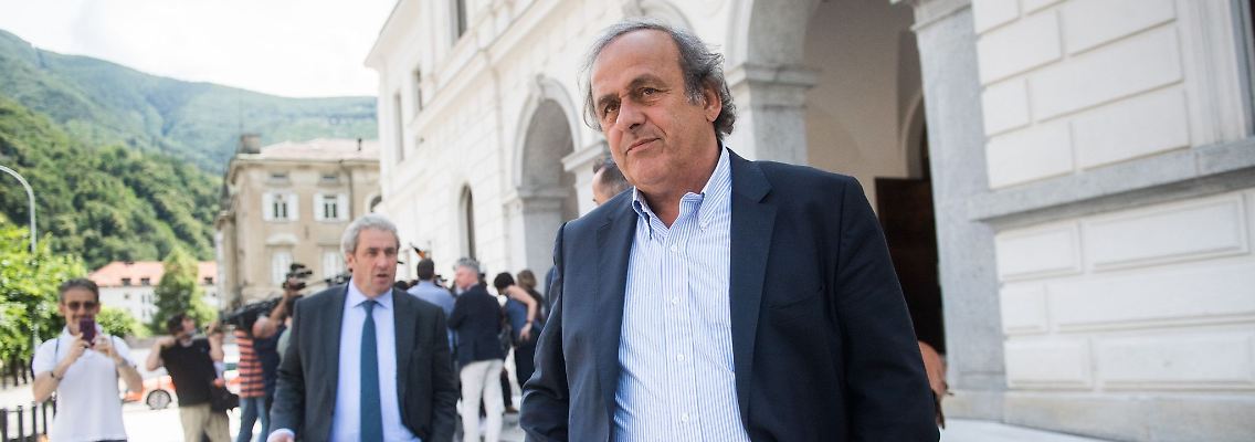 Der ehemalige UEFA-Präsident Michel Platini vor dem Bundesstrafgericht in Bellizona.
