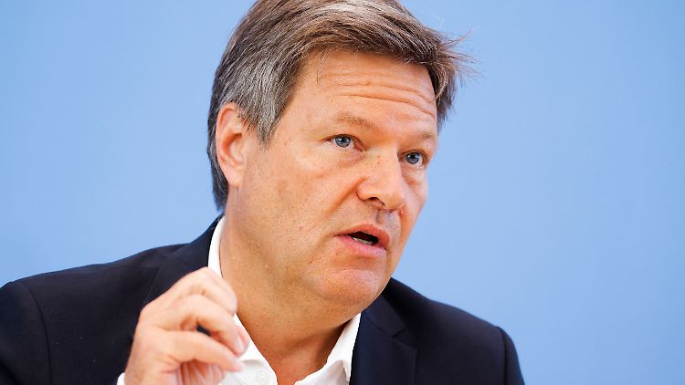 Wirtschaftsminister Robert Habeck glaubt den Erklärungen  von Gazprom nicht. 