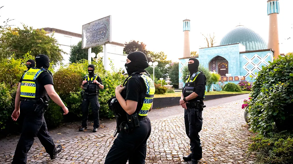 Die-Polizei-hat-im-Zusammenhang-mit-dem-Verbot-unter-anderem-die-Blaue-Moschee-in-Hamburg-durchsucht
