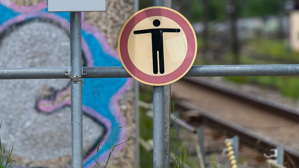 Die-Polizei-warnt-nach-mehreren-Vorfaellen-vor-Waggon-Klettern