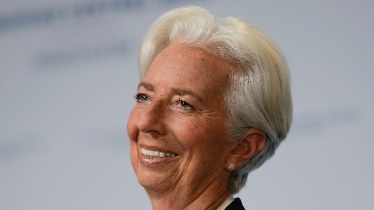 EZB-Präsidentin Christine Lagarde hatte bereits in Aussicht gestellt, bei Bedarf werde die Notenbank bestehende Instrumente oder neue Instrumente einsetzen.