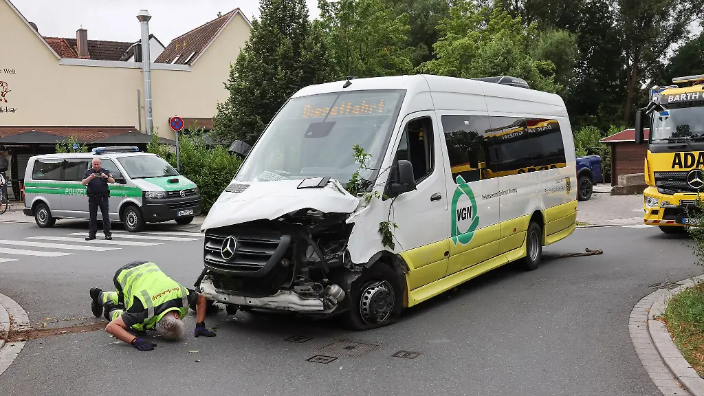 Bei-einem-Unfall-mit-einem-Linienbuswerden-13-Menschen-verletzt