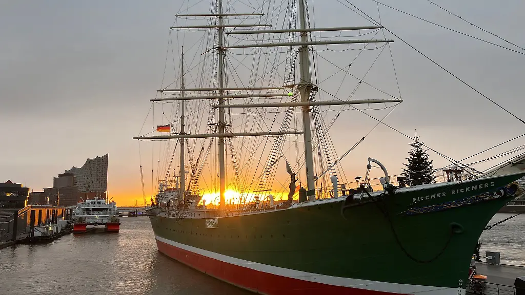 Die-Fahrt-der-Rickmer-Rickmers-in-die-Werft-zur-Generalueberholung-ist-wegen-starken-Windes-verschoben-worden