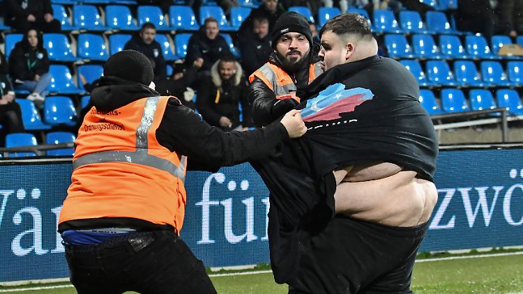 2019 taten zwei Ordner sich schwer den schwergewichtigen Flitzer Fat Comedy vom Platz zu entfernen.