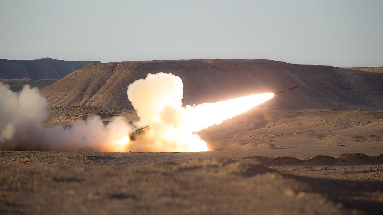 Die USA unterstützen die Ukraine mit der Lieferung von modernen Mehrfachraketenwerfern des Typs HIMARS.