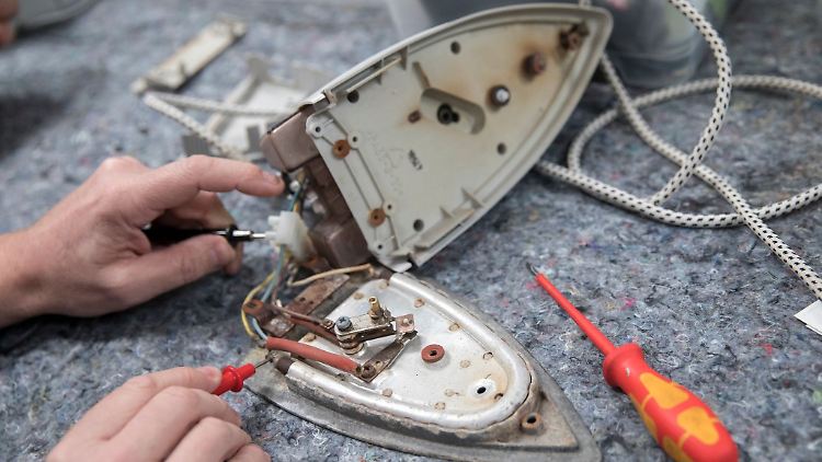 Es muss nicht immer ein neues Gerät sein: Oft lassen sich defekte Elektrogeräte auch reparieren. 