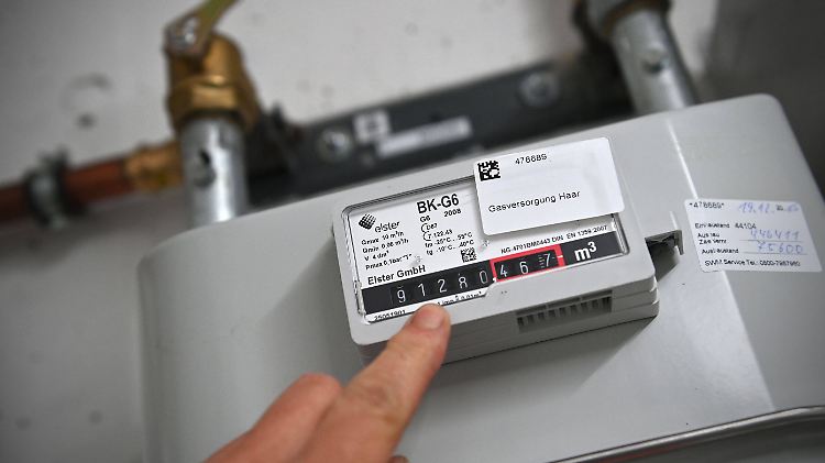 Um über den nächsten Winter zu kommen, müssten Verbraucher und Unternehmen schon jetzt so viel Gas sparen wie möglich, mahnt der Netzagentur-Chef.