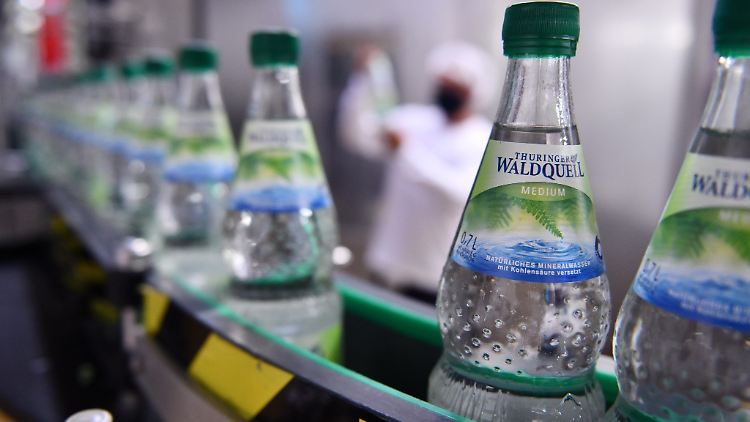 Abfüllung von Mineralwasser in Glas-Mehrwegflaschen bei der Thüringer Waldquell GmbH.