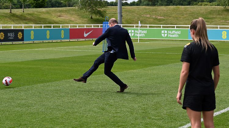Prinz William ließ es sich nicht nehmen, beim Besuch der "Lionesses" auch ein bisschen zu kicken.