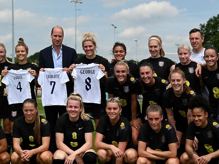 Die englische Frauen-Fußballmannschaft hatte für Williams Kinder Trikots mit deren Namen und dem jeweiligen Alter mitgebracht.