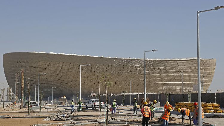 Die WM in Katar rückt näher - und wird eine Herausforderung für die Infrastruktur im Wüsten-Staat.