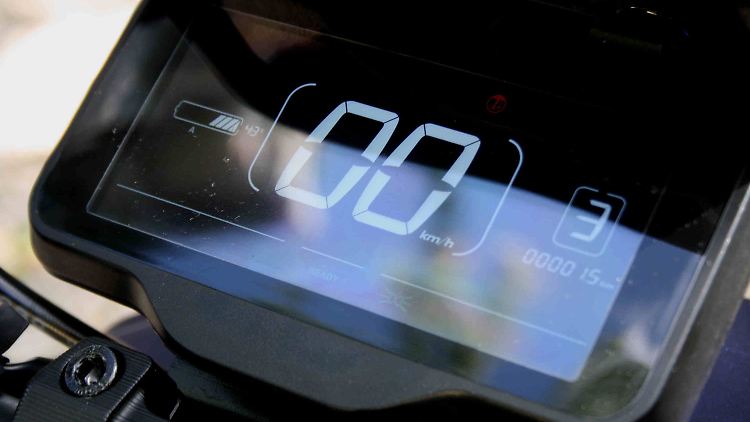 Ein großer Digitaltacho informiert den Fahrer des Inoa Sli5 50 über alle relevanten Fahrdaten.