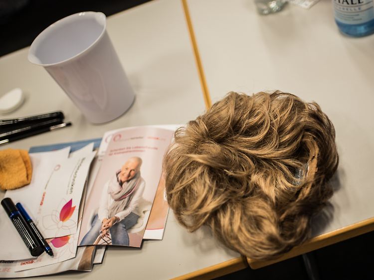 Fällt der Satz "Ich war im Krankenhaus" oder "Ich habe ja meine Haare verloren", kann das ein Einstieg in ein Gespräch sein.