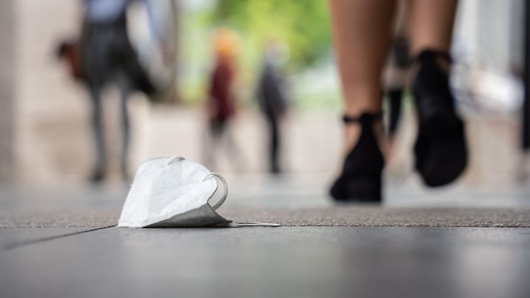 Maske runter und durch? Aus Sicht einiger Experten können Infektionen bereits Geimpfte langzeitig vor Corona schützen.