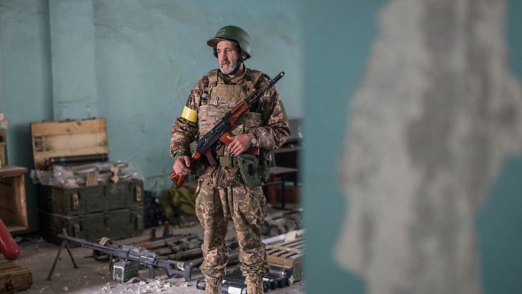 Ein ukrainischer Soldat in der seit Wochen schwer umkämpften Stadt Sjewjerodonezk.