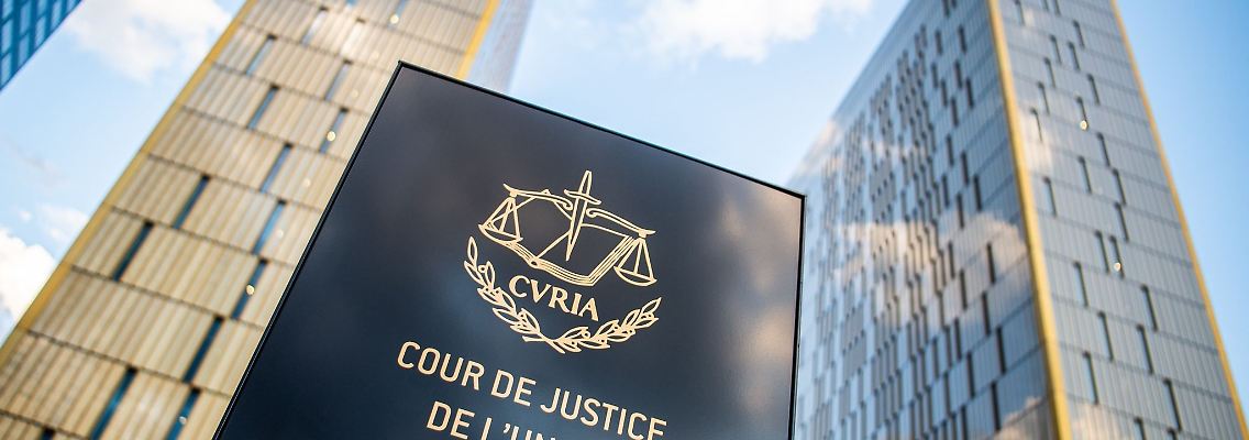 Ein Schild mit der Aufschrift "Cour de Justice de l'union Européene" steht vor dem Europäischen Gerichtshof im Europaviertel.