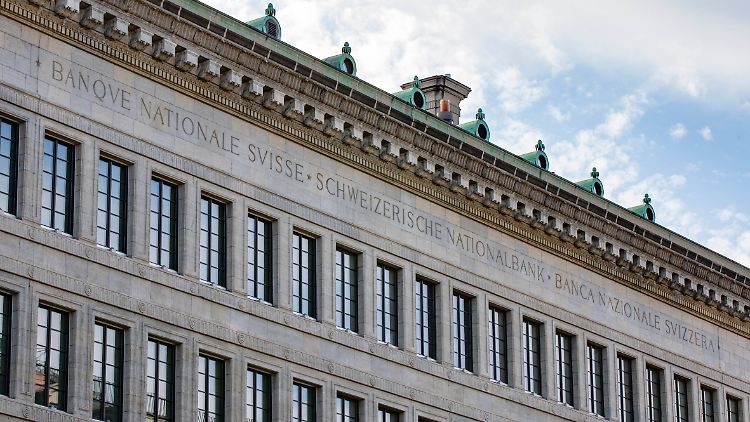 Die Schweizer Nationalbank erhöht die Zinsen um 0,5 Prozentpunkte.