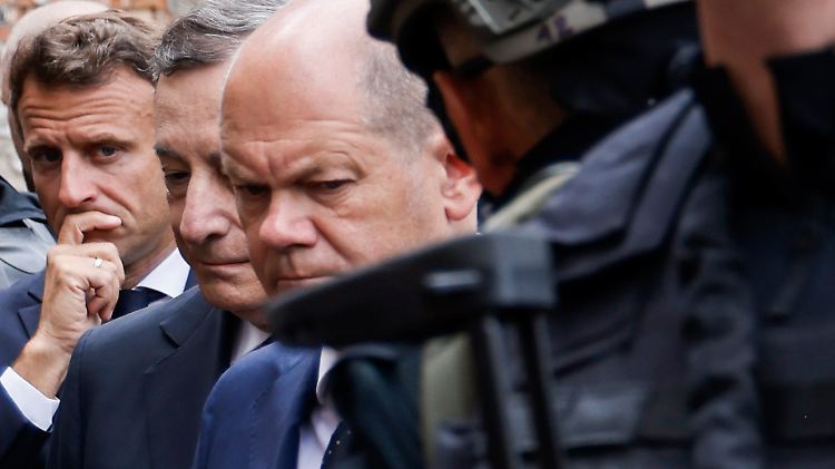 Scholz im Kiewer Vorort Irpin, wo Hunderte Zivilisten von der russischen Armee getötet wurden.
