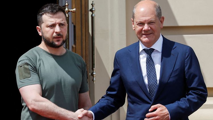 Wolodymyr Selenskyj  empfängt Olaf Scholz im Präsidentenpalast in Kiew.