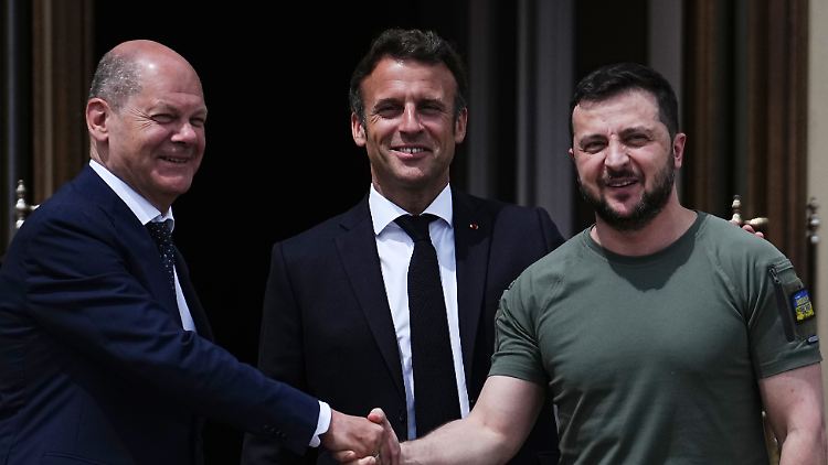 Nachdem Selenskyj Macron umarmte, hielt Scholz ihm schlicht die Hand entgegen. 