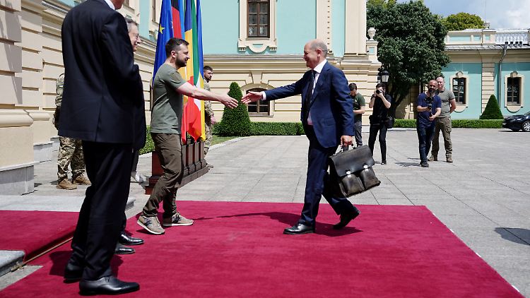 Selenskyj begrüßt Scholz vor dem Präsidentenpalast in Kiew.
