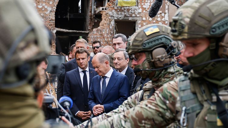 Der französische Präsident Macron (l.), der italienische Regierungschef Draghi (r.) und Bundeskanzler Scholz (M.) in Irpin. 