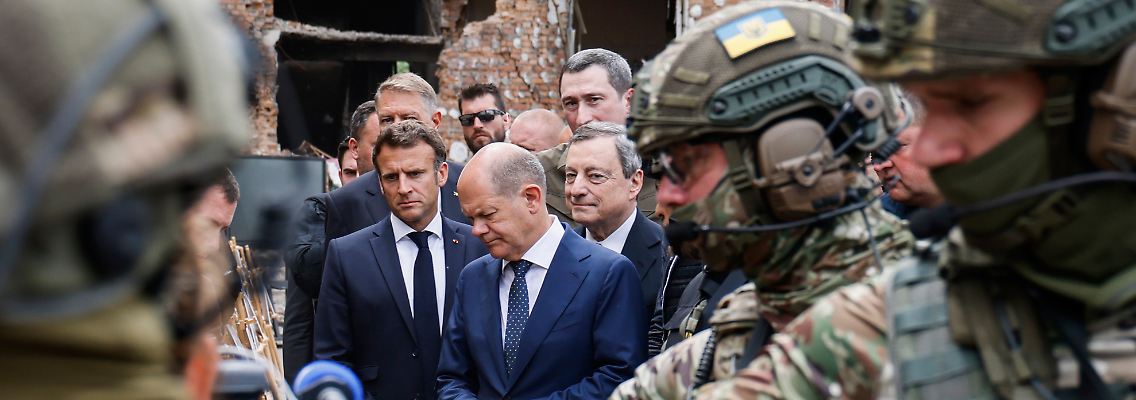 Der französische Präsident Macron (l.), der italienische Regierungschef Draghi (r.) und Bundeskanzler Scholz (M.) in Irpin.