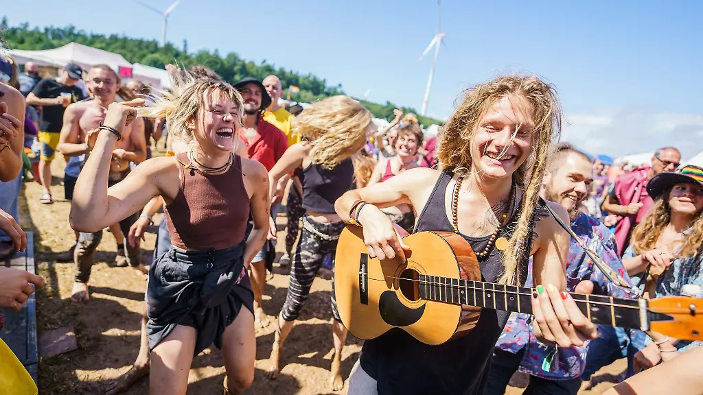 Besucher-tanzen-zu-Reggae-Musik-auf-dem-Burg-Herzberg-Festival