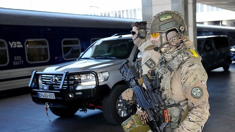 Ukrainisches Militär am Bahnhof in Kiew.