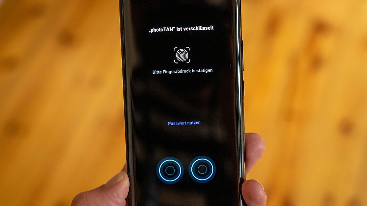 Um Apps besonders zu schützen, kann man festlegen, dass für den Zugriff zwei verschiedene Finger gescannt werden müssen.