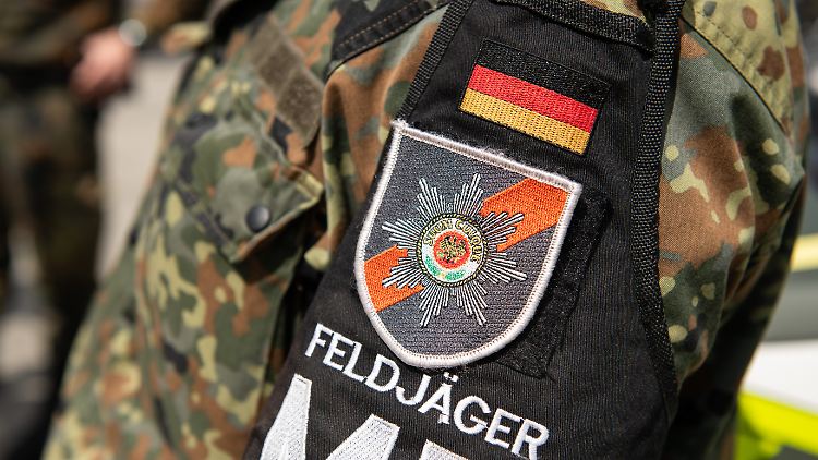 Die Feldjäger nutzen den lateinischen Ausspruch "suum cuique" ("Jedem das Seine") in Abzeichen.