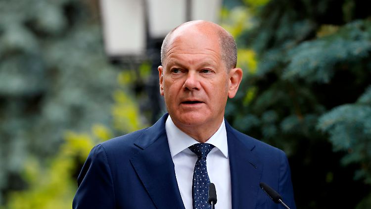 Olaf Scholz bei der gemeinsamen Pressekonferenz im Garten des Kiewer Präsidentenpalastes.
