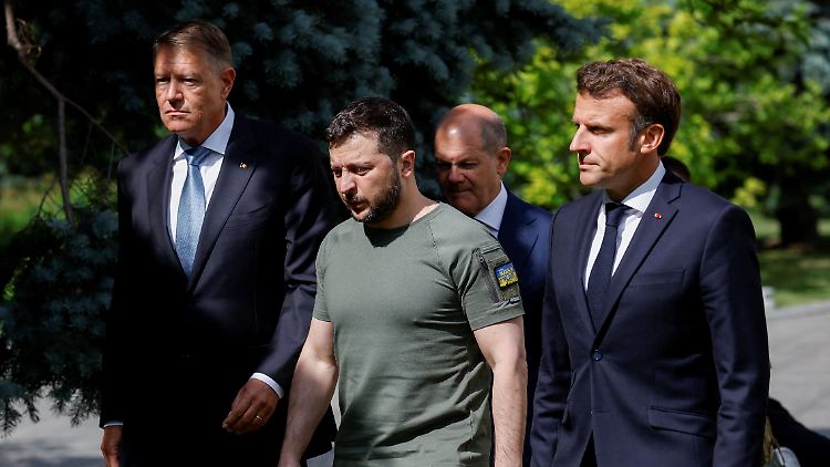 Scholz war der letzte auf der Rednerliste bei der gemeinsamen Pk mit seinen Amtskollegen aus Italien (nicht im Bild), Rumänien (l.) und Frankreich (r.) sowie dem ukrainischen Präsidenten Selenskyj.