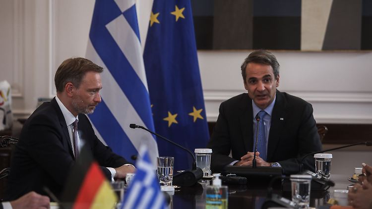 Der griechische Ministerpräsident Kyriakos Mitsotakis, hier bei einem Treffen mit Deutschlands Finanzminister Lindner in dieser Woche, äußerte sich nach der Entscheidung erleichtert.