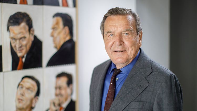 Seine gemalten Konterfeis müsste Schröder zur Not zu Hause aufhängen.