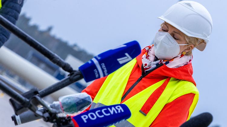 "Ich halte den Konfrontationskurs von Annalena Baerbock gegenüber Russland für gefährlich", sagte Schwesig, als sie am 29. April 2021 zusammen mit dem russischen Botschafter die Gasanlandestation in Lubmin besuchte.