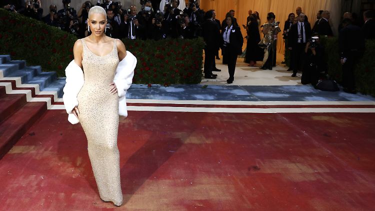 Weil sich das Kleid hinten nicht ganz schließen ließ, trug Kardashian eine Pelz-Stola dazu.