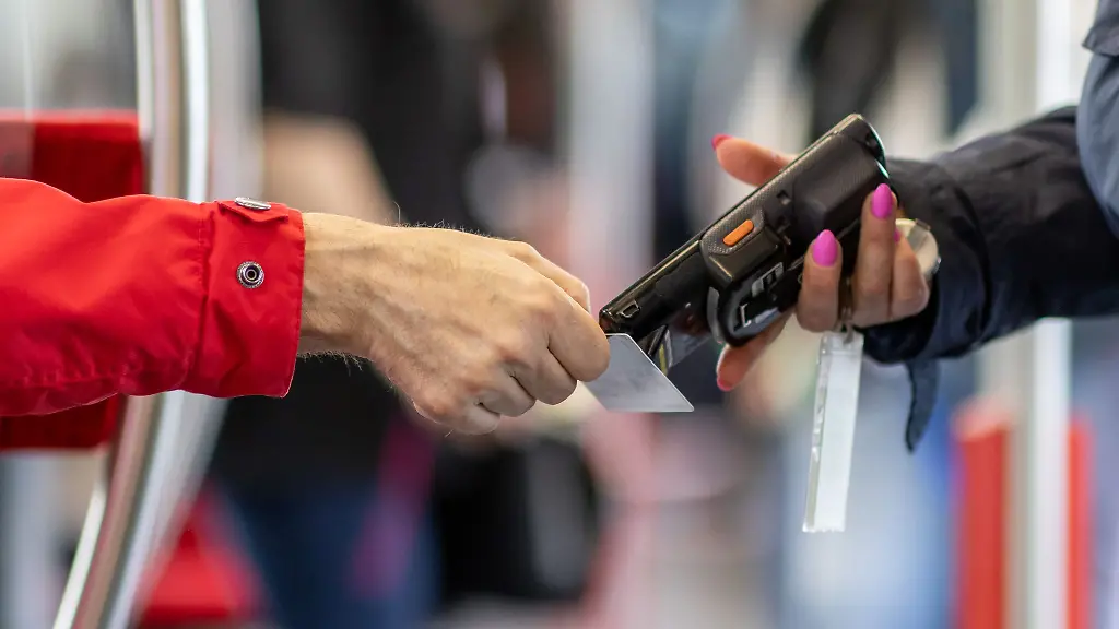 Eine-Fahrkartenkontrolleurin-bei-der-Arbeit