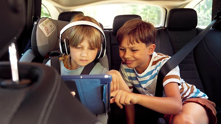 Tablets sind eine tolle Abwechslung für längere Autofahrten mit Kindern – aber welche Modelle sind geeignet?