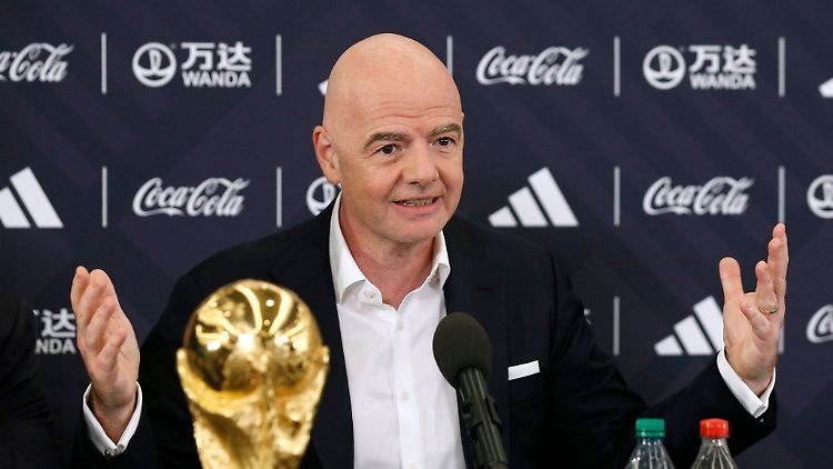 Beschmutzter WM-Pokal.