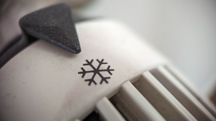 Wirtschaftsminister Habeck lässt es noch offen, ob Heizungen im Winter gedrosselt werden. Kabinettskollegin Geywitz ist strikt dagegen.