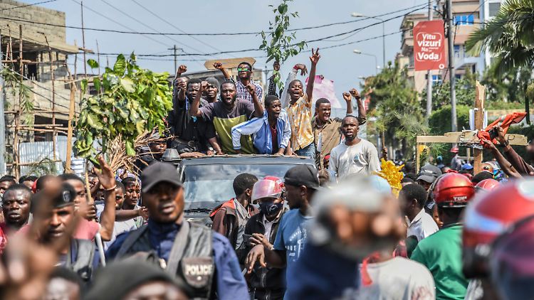 Demonstranten ziehen in Goma in Richtung der Grenze zu Ruanda.